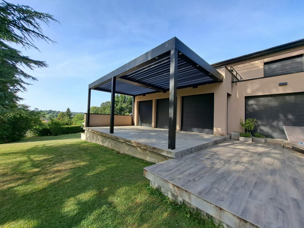 SARL Johan Imbert : pose et réalisation de menuiserie, pergolas, fenêtres, portes d’entrée et de garage, terrasses en bois, portails et clôtures à Lentilly et autour de Lyon, made in France.