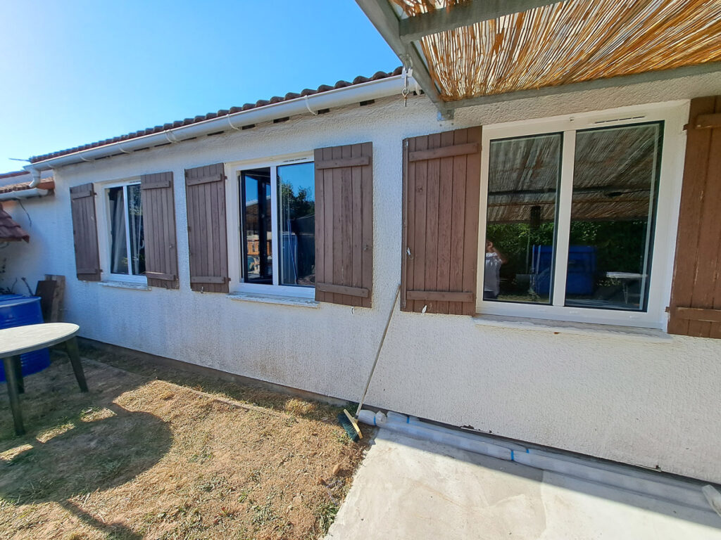 SARL Johan Imbert : pose et réalisation de menuiserie, pergolas, fenêtres, portes d’entrée et de garage, terrasses en bois, portails et clôtures à Lentilly et autour de Lyon, made in France.