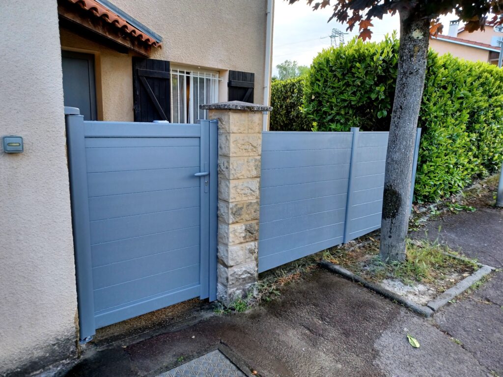 SARL Johan Imbert : pose et réalisation de menuiserie, pergolas, fenêtres, portes d’entrée et de garage, terrasses en bois, portails et clôtures à Lentilly et autour de Lyon, made in France.